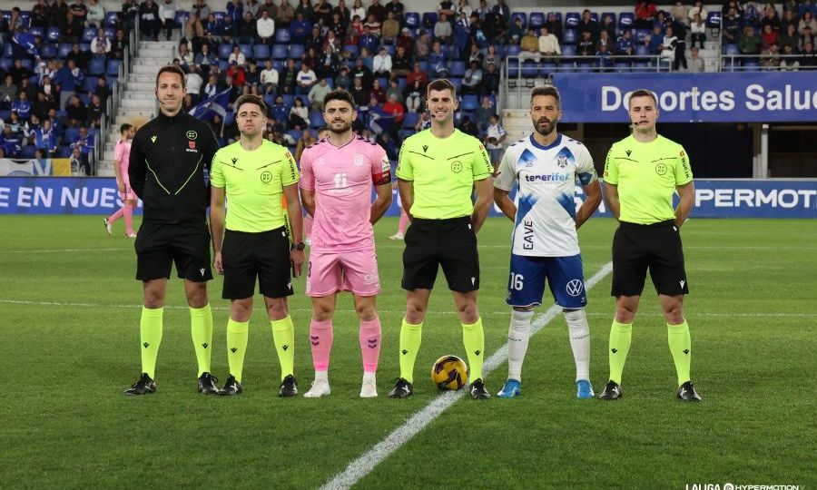 Capitanes y árbitros antes del Tenerife - Eldense (La Liga)