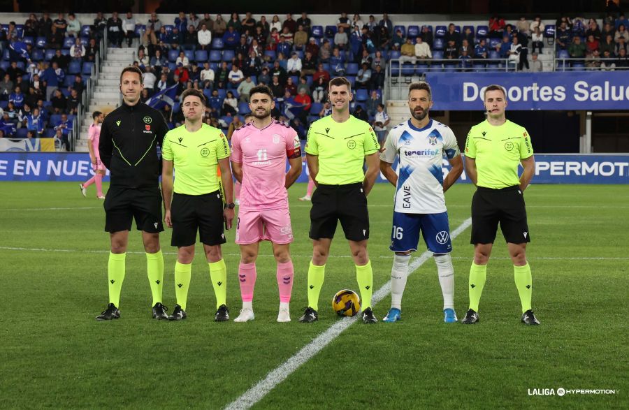 Capitanes y árbitros antes del Tenerife - Eldense (La Liga)