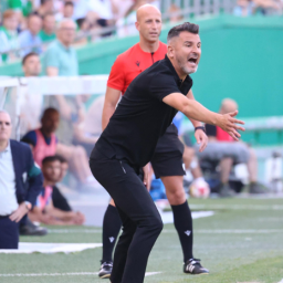 Iván Ania dirigiendo al Córdoba (@CordobaCF_o)