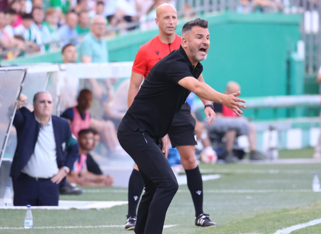 Iván Ania dirigiendo al Córdoba (@CordobaCF_o)