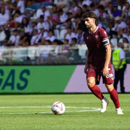 Óscar Gil conduce el balón (@oscargil95)