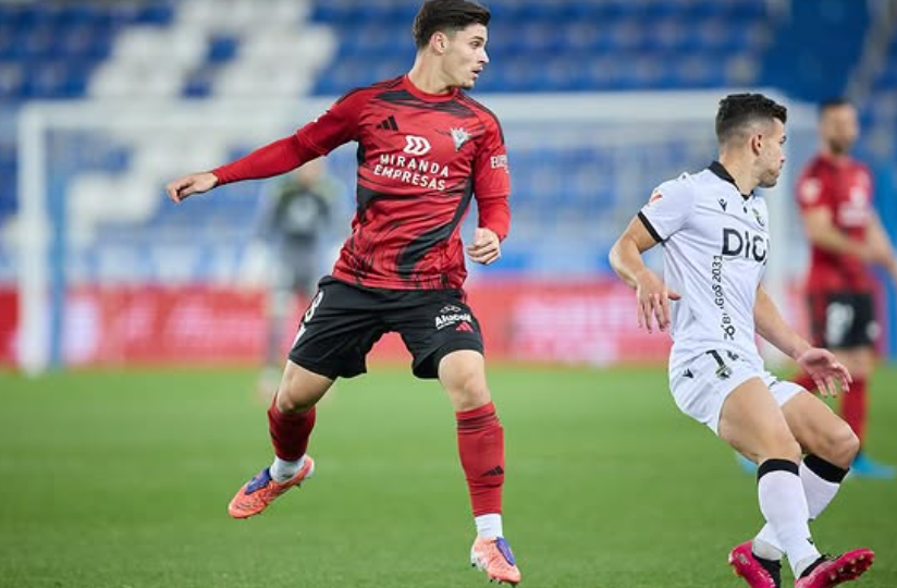 Aarón en el partido contra el Burgos (@aaronmartinluis_)