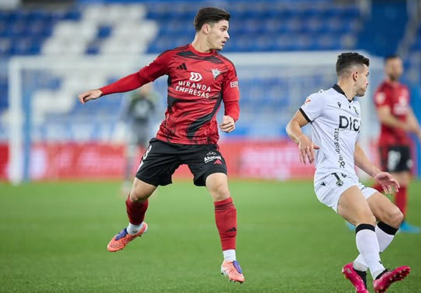 Aarón en el partido contra el Burgos (@aaronmartinluis_)