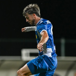 Hugo Alba durante un partido (@jomasport.football)
