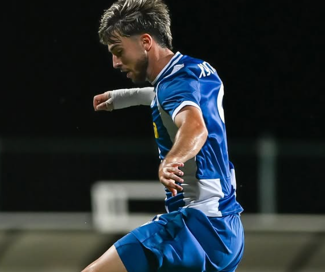 Hugo Alba durante un partido (@jomasport.football)