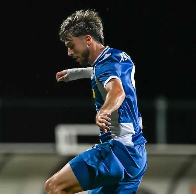 Hugo Alba durante un partido (@jomasport.football)