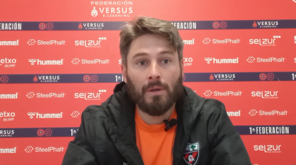 Jon Erice en rueda de prensa en la previa del partido ante el CD Tenerife (YOUTUBE ARENAS DE GETXO)