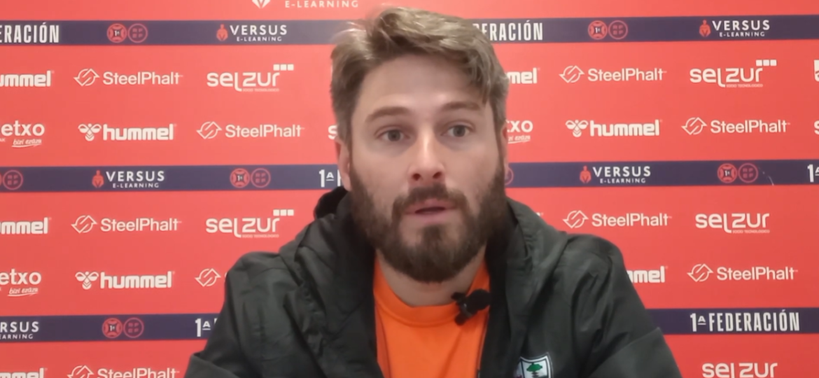 Jon Erice en rueda de prensa en la previa del partido ante el CD Tenerife (YOUTUBE ARENAS DE GETXO)