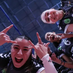 Celebración de las jugadoras de Cajasol tras lograr el pase a la final. Fotógrafo: Felipe Sánchez Cifuentes.|Acción del partido entre los dos equipo grancanarios (RFEVB)