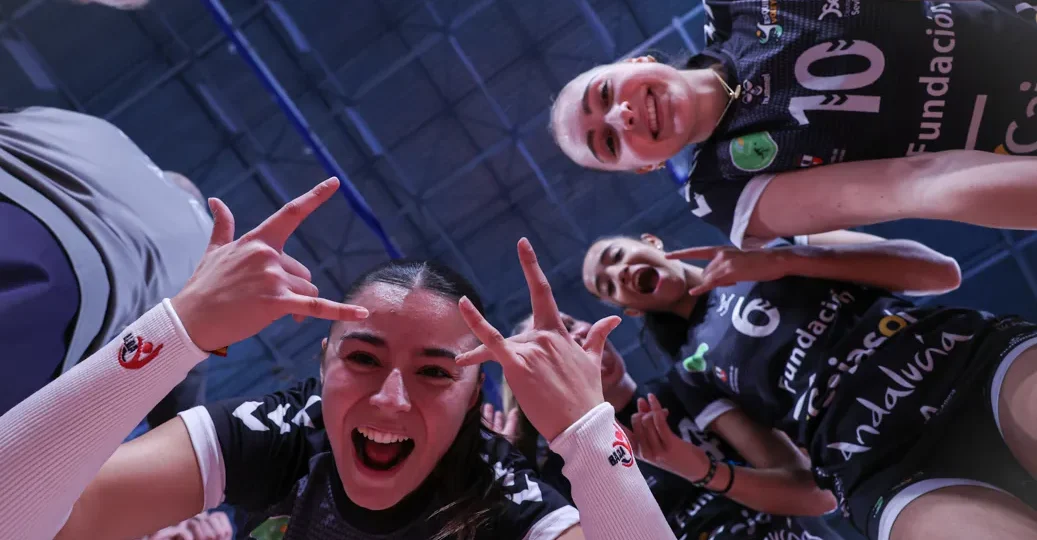 Celebración de las jugadoras de Cajasol tras lograr el pase a la final. Fotógrafo: Felipe Sánchez Cifuentes.|Acción del partido entre los dos equipo grancanarios (RFEVB)