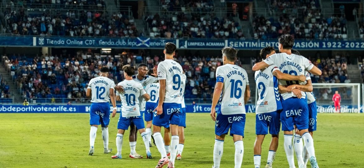 Celebración de un gol blanquiazul (CD Tenerife)