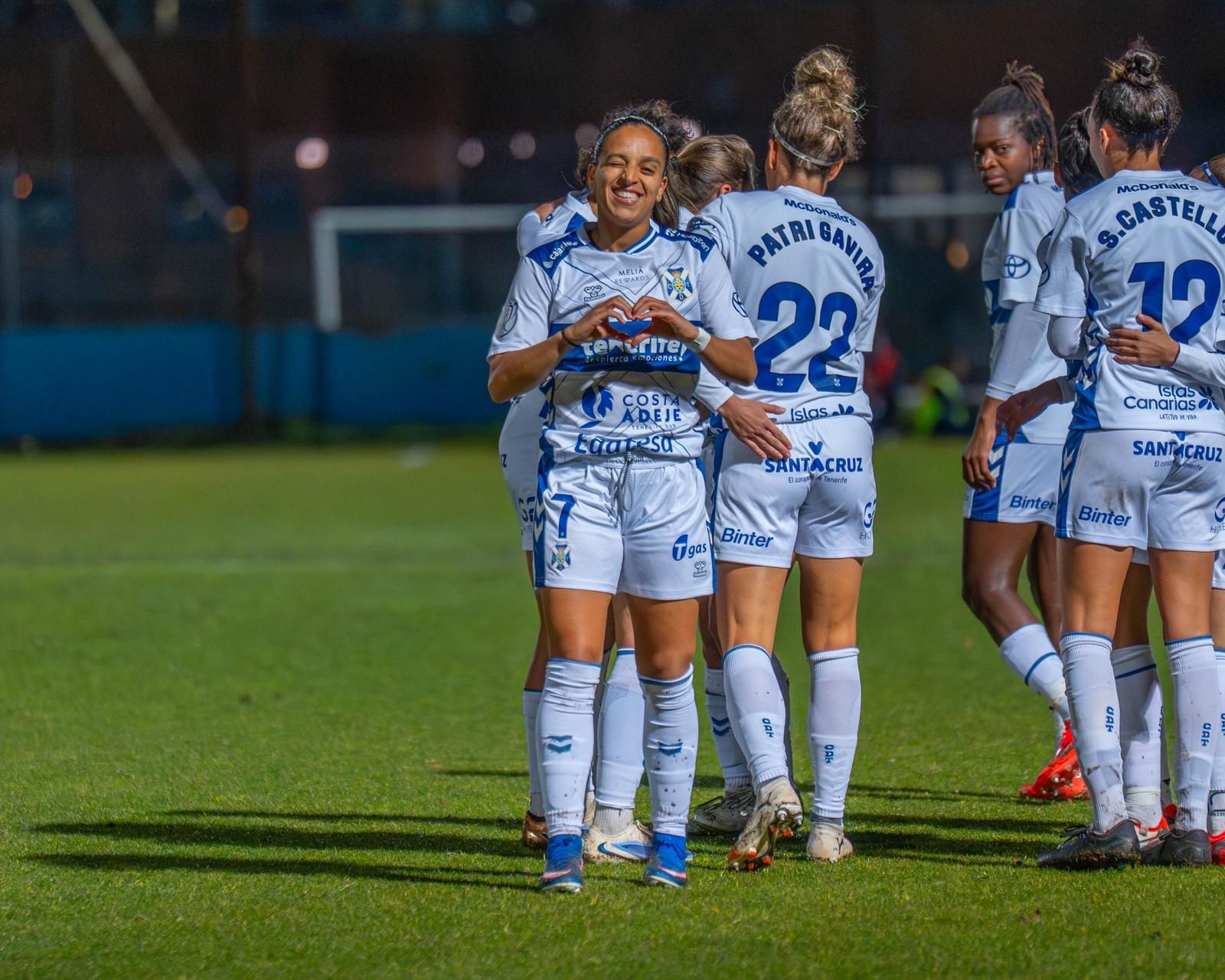 Celebración del gol del Tenerife (CD TENERIFE FEMENINO)