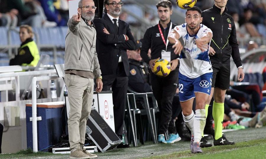 Cervera dando instrucciones (LALIGA).