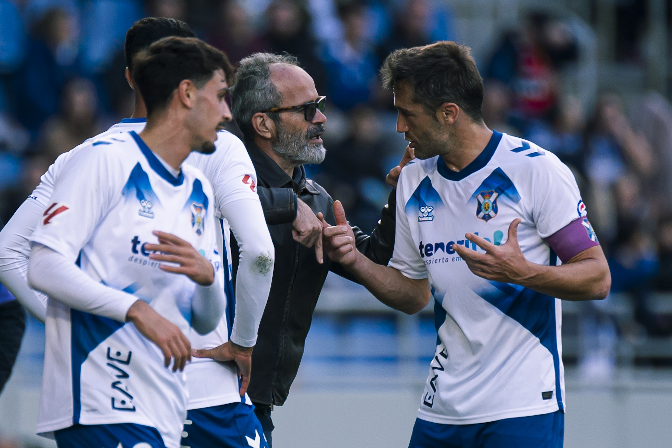 Cervera dialoga con Aitor Sanz (CD TENERIFE/SAN ACOSTA).