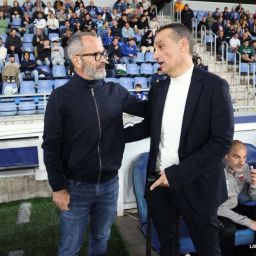 Cervera y Oltra se saludan antes del partido (LALIGA).
