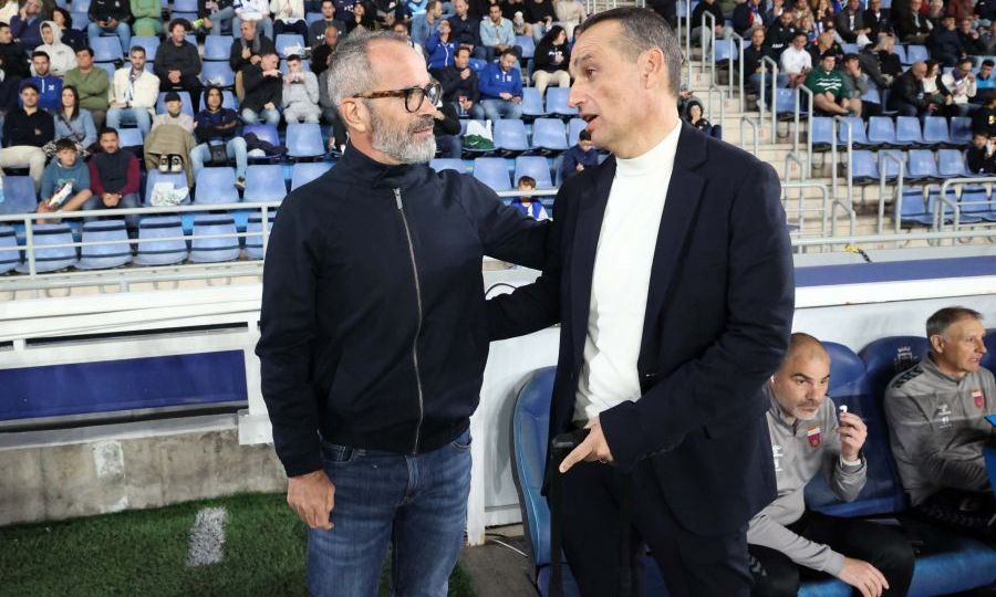Cervera y Oltra se saludan antes del partido (LALIGA).