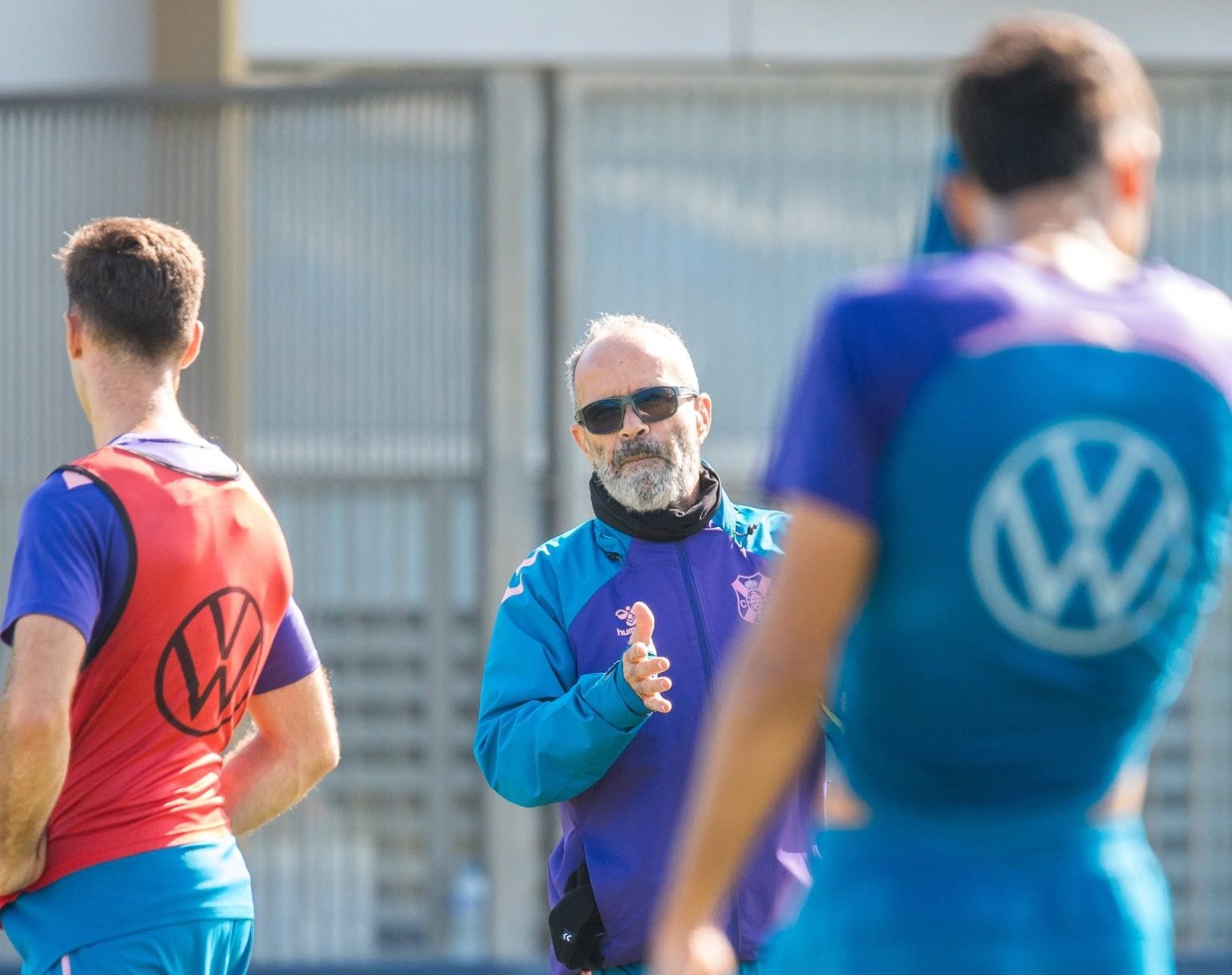 Cervera dando instrucciones durante un entrenamiento (CD Tenerife)