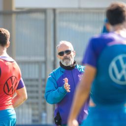 Cervera dando instrucciones durante un entrenamiento (CD Tenerife)