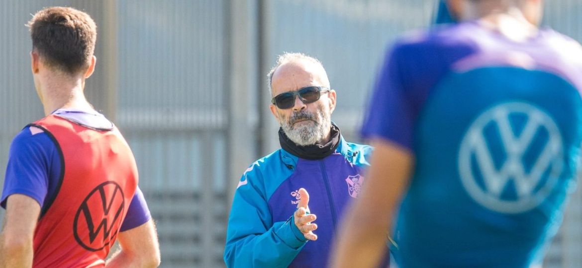 Cervera dando instrucciones durante un entrenamiento (CD Tenerife)