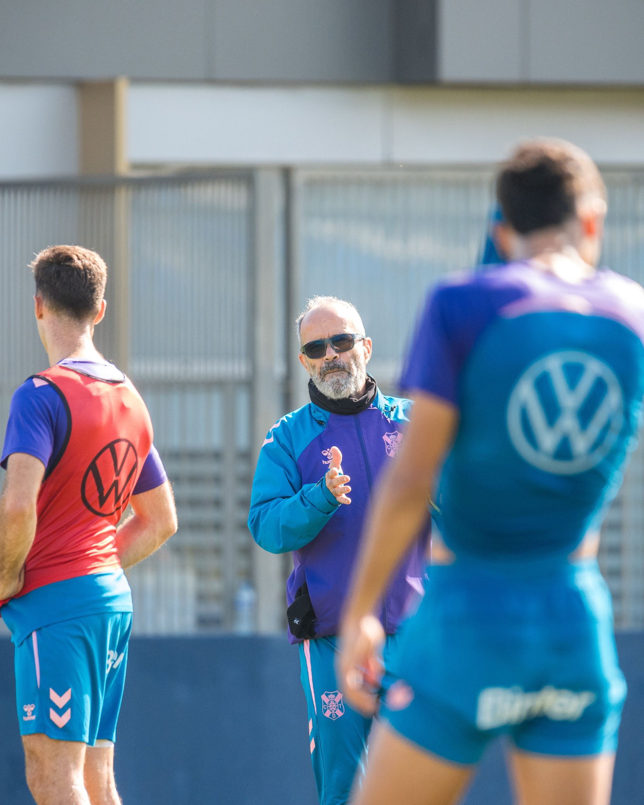 Cervera dando instrucciones durante un entrenamiento (CD Tenerife)