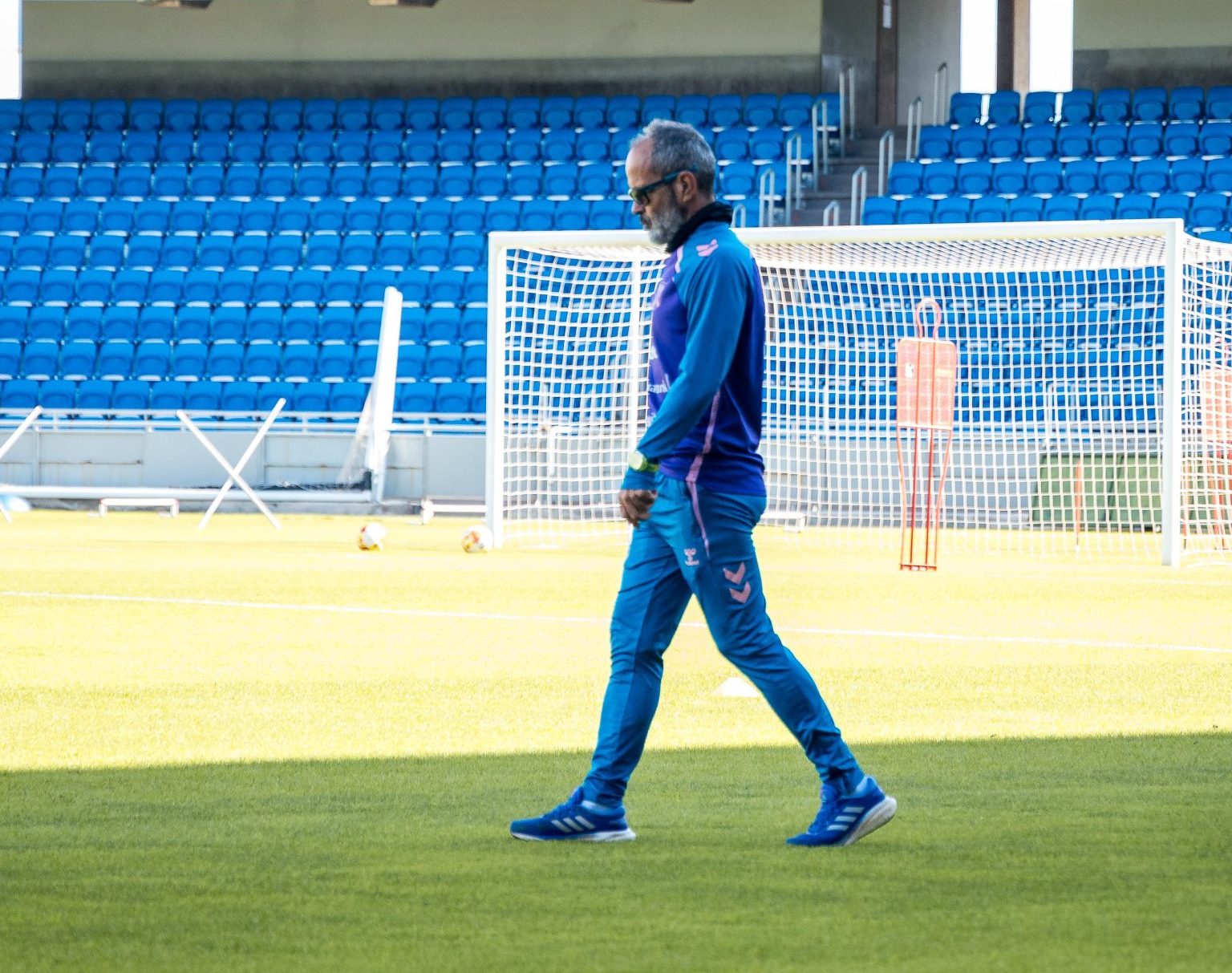 Cervera, pensativo (CD Tenerife)