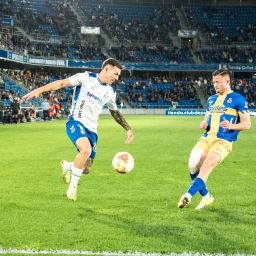 César busca un centro al área (CD TENERIFE).