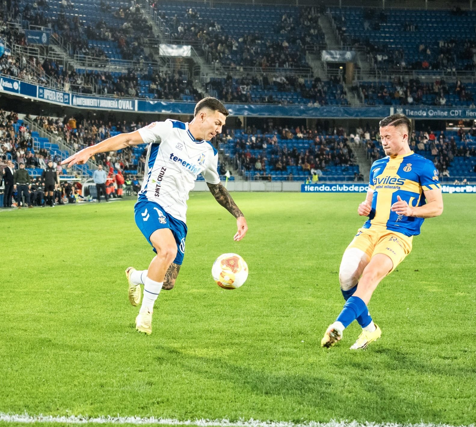 César busca un centro al área (CD TENERIFE).