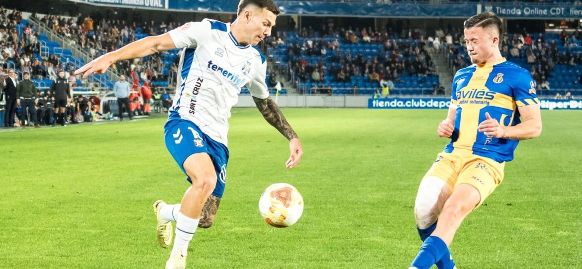 César busca un centro al área (CD TENERIFE).