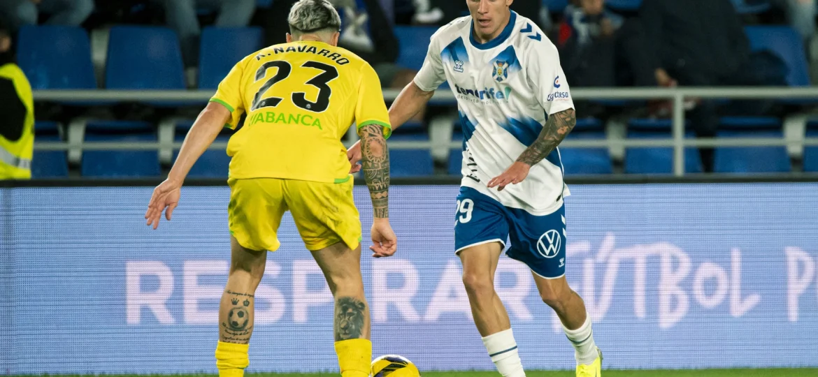 César Álvarez ante el Dépor (CD Tenerife)