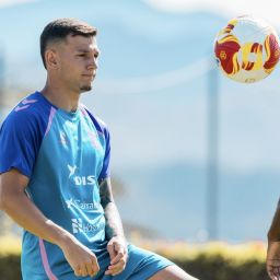 César Álvarez con la mirada puesta en el balón (CD Tenerife)