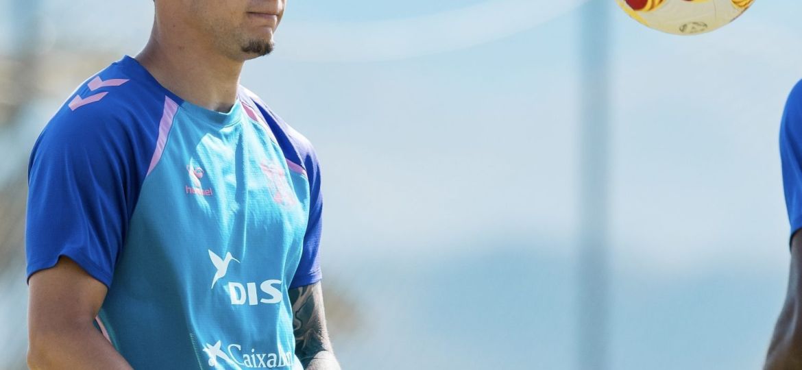 César Álvarez con la mirada puesta en el balón (CD Tenerife)