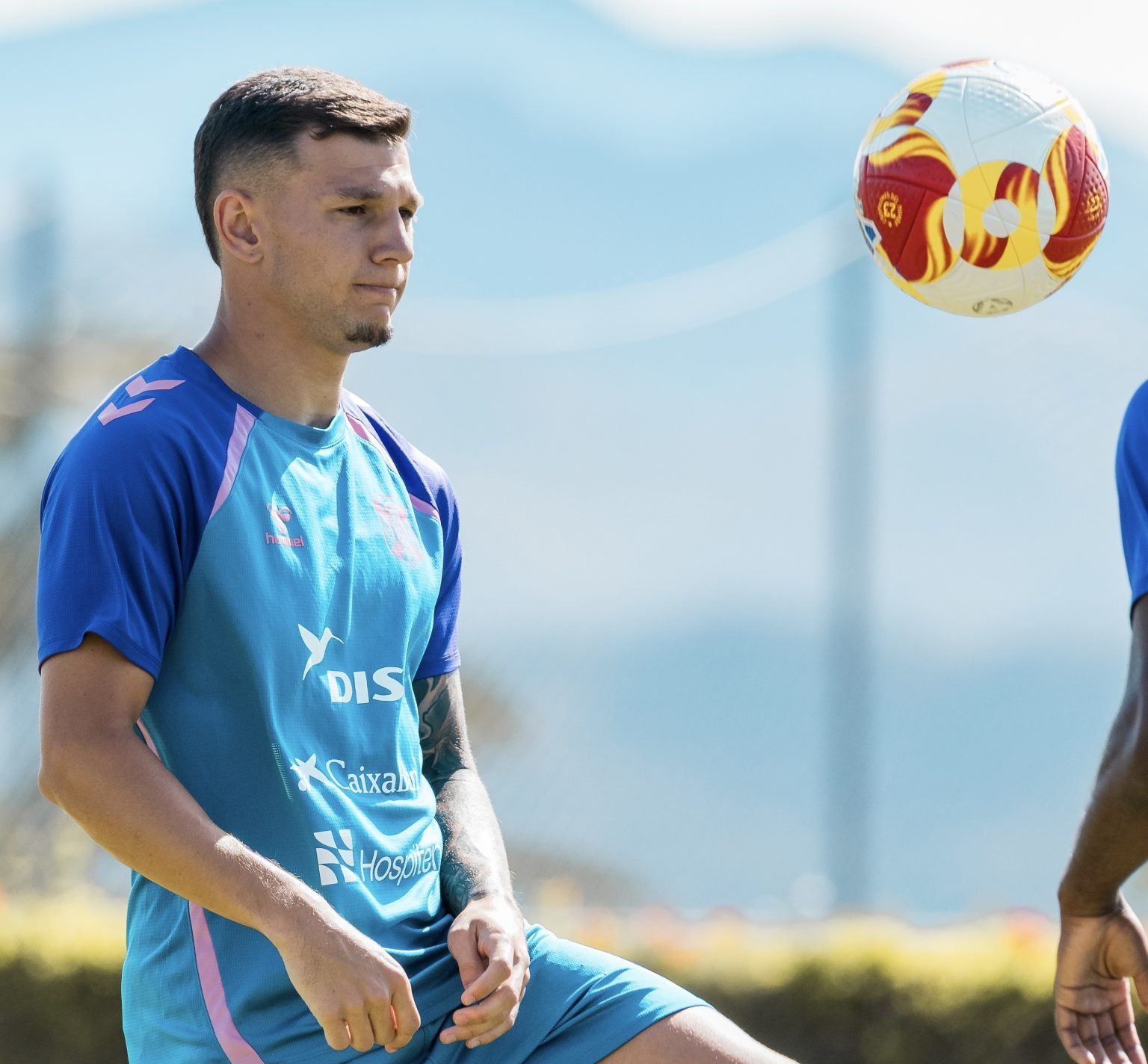 César Álvarez con la mirada puesta en el balón (CD Tenerife)