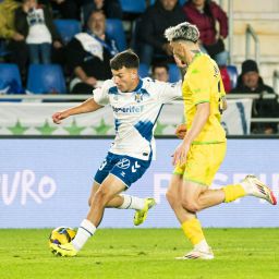 César Álvarez en su debut con el primer equipo (@CDTOficial)