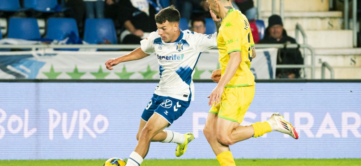 César Álvarez en su debut con el primer equipo (@CDTOficial)