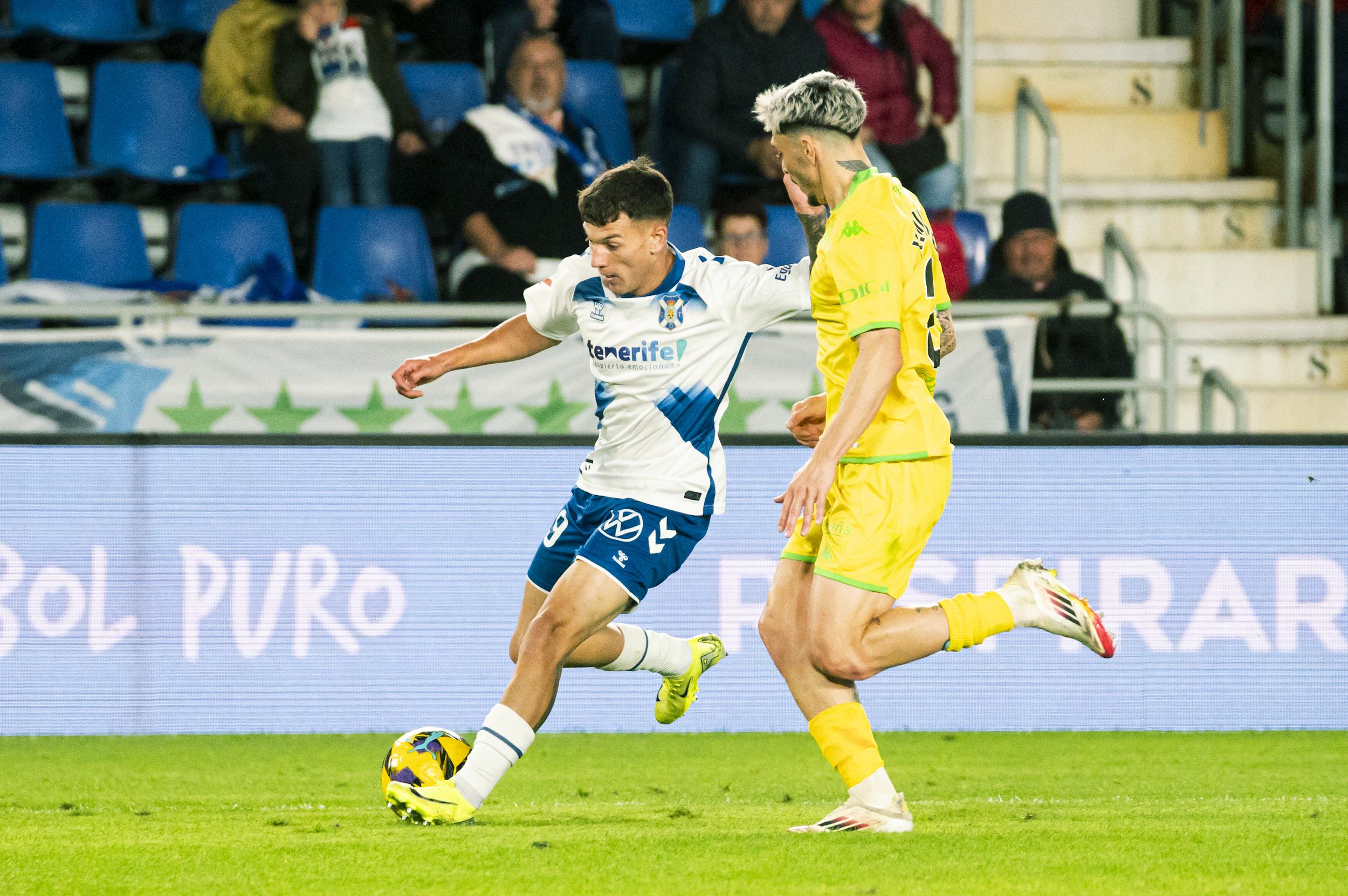 César Álvarez en su debut con el primer equipo (@CDTOficial)