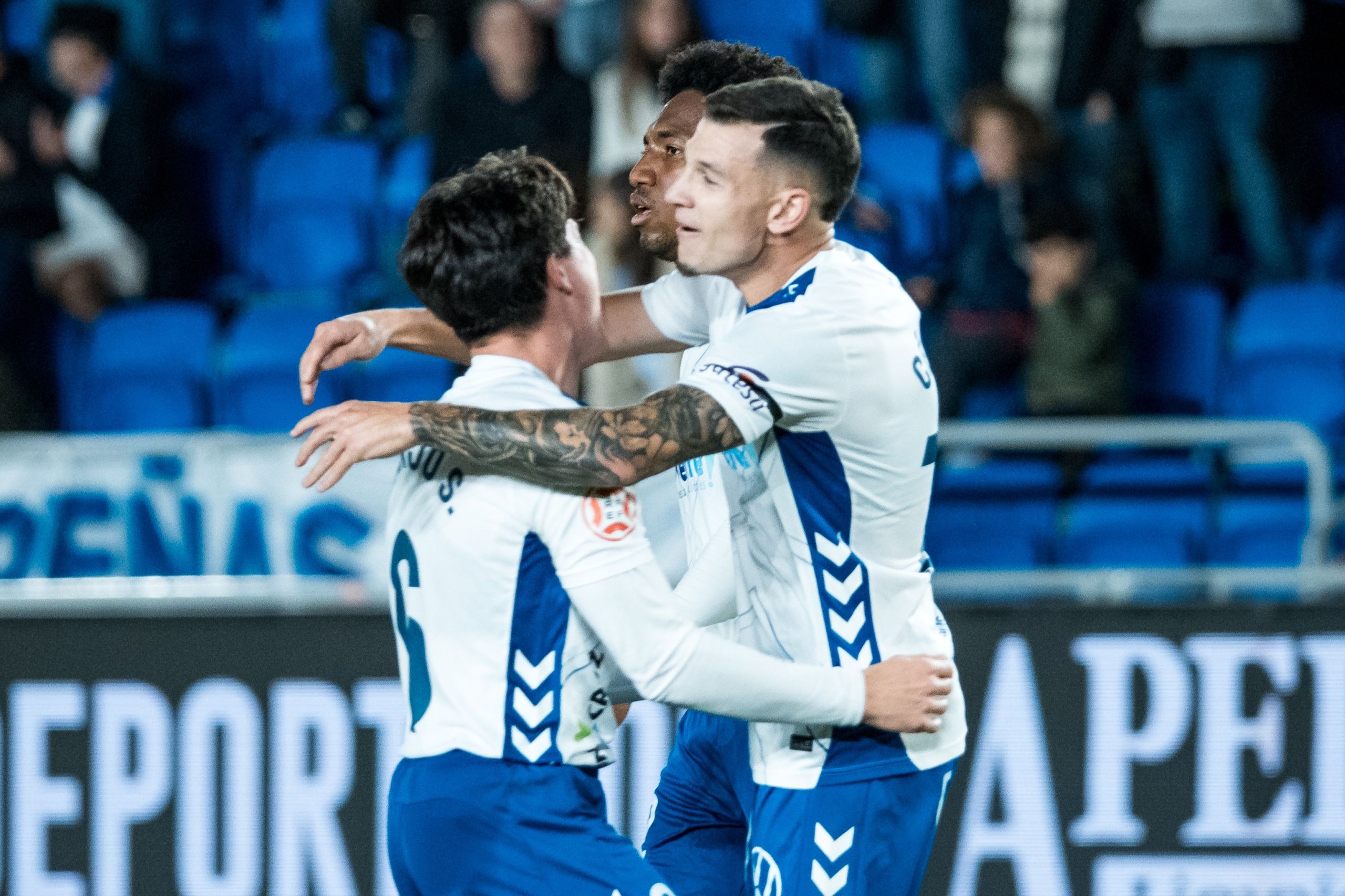 César celebra su gol junto a Juanjo Sánchez (CD Tenerife)