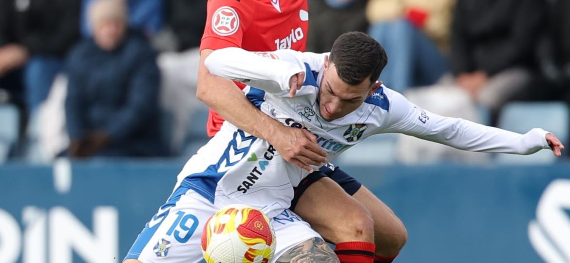 César protege un balón (CD Tenerife)