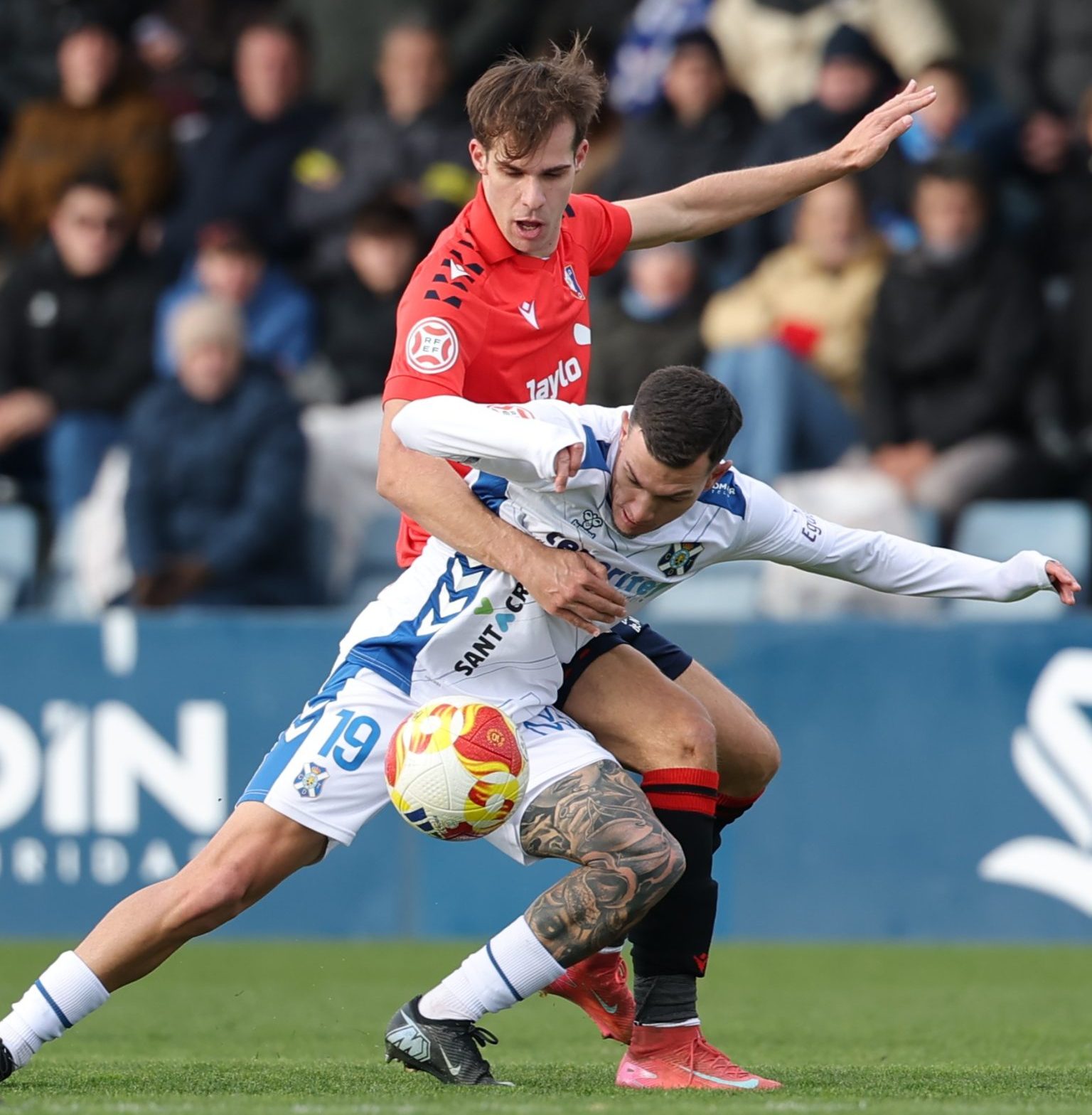 César protege un balón (CD Tenerife)