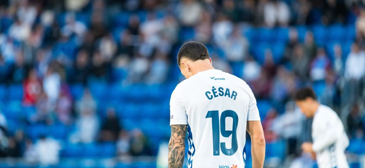 César (CD TENERIFE).||Landazuri da un pase durante el Tenerife - Racing (CD TENERIFE).|Acción del partido contra el Racing de Ferrol (CD TENERIFE).