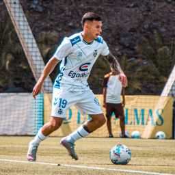 César controla un balón durante el partido en Barranco Seco (@CDTOFICIAL).