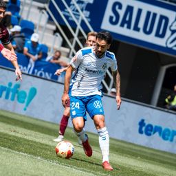 Chapela conduce un balón (CD TENERIFE).|Dani Fernández