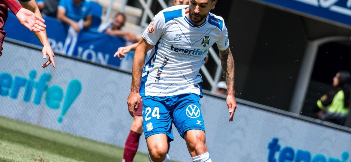Chapela conduce un balón (CD TENERIFE).|Dani Fernández
