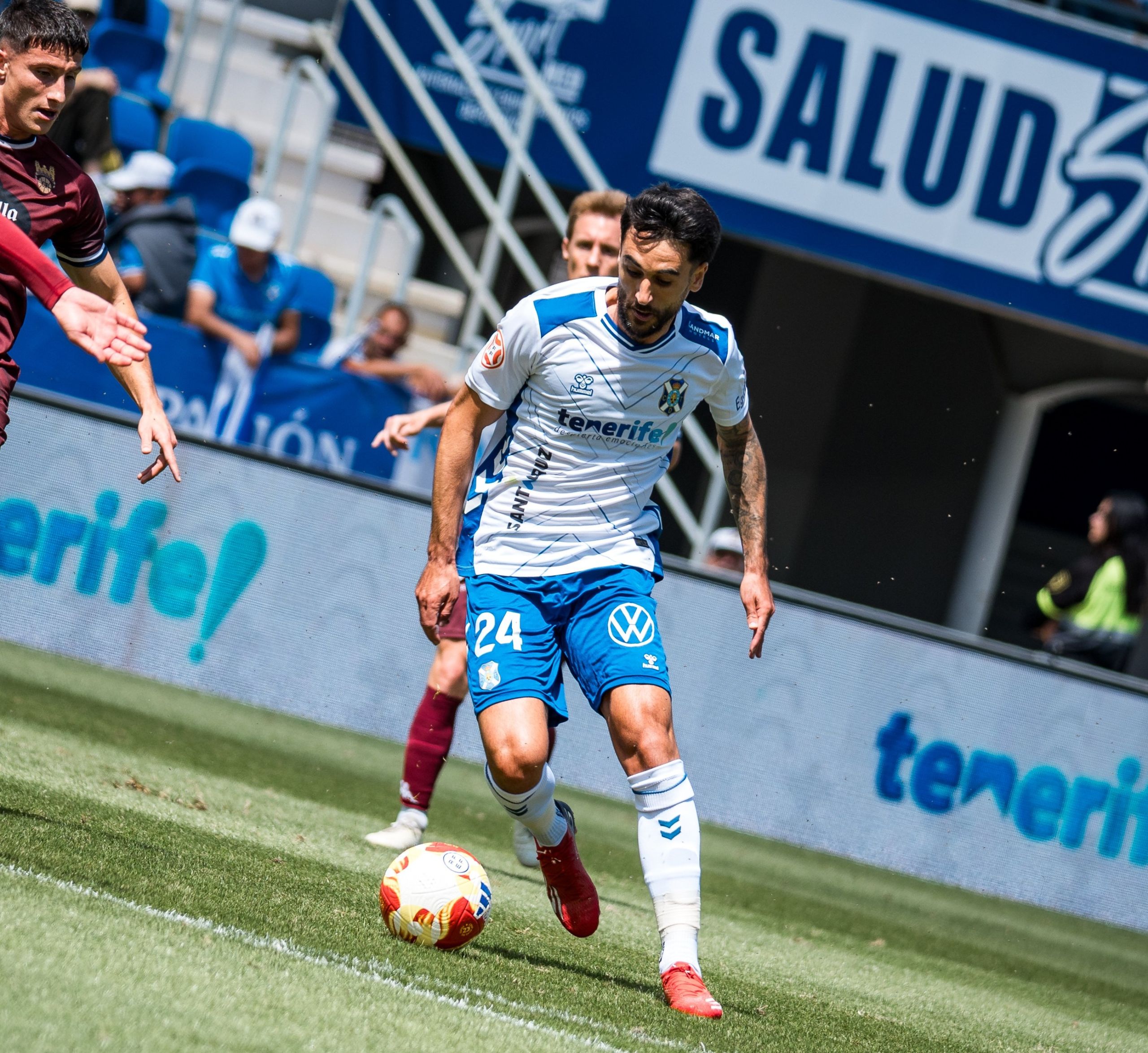 Chapela conduce un balón (CD TENERIFE).