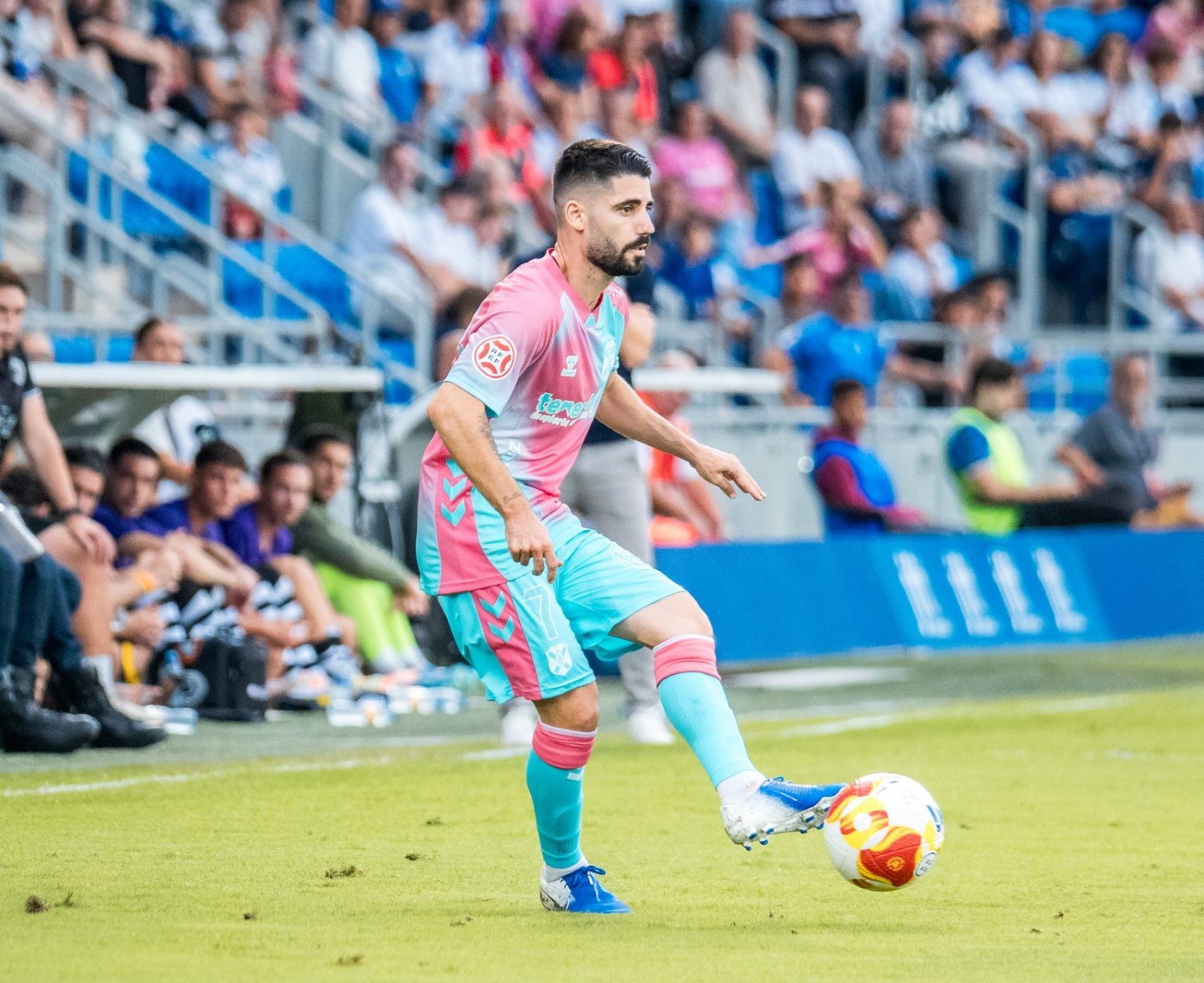 Cris Montes con el balón en los pies (CD Tenerife)
