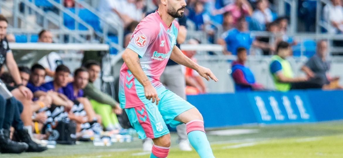 Cris Montes con el balón en los pies (CD Tenerife)|
