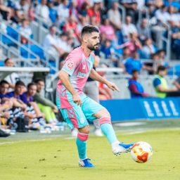 Cris Montes con el balón en los pies (CD Tenerife)|