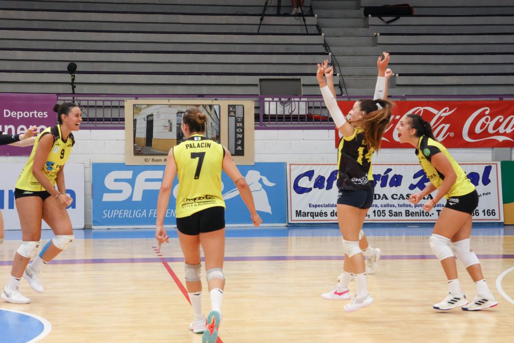 Las jugadoras del CV Aguere celebrando (CEDIDA)