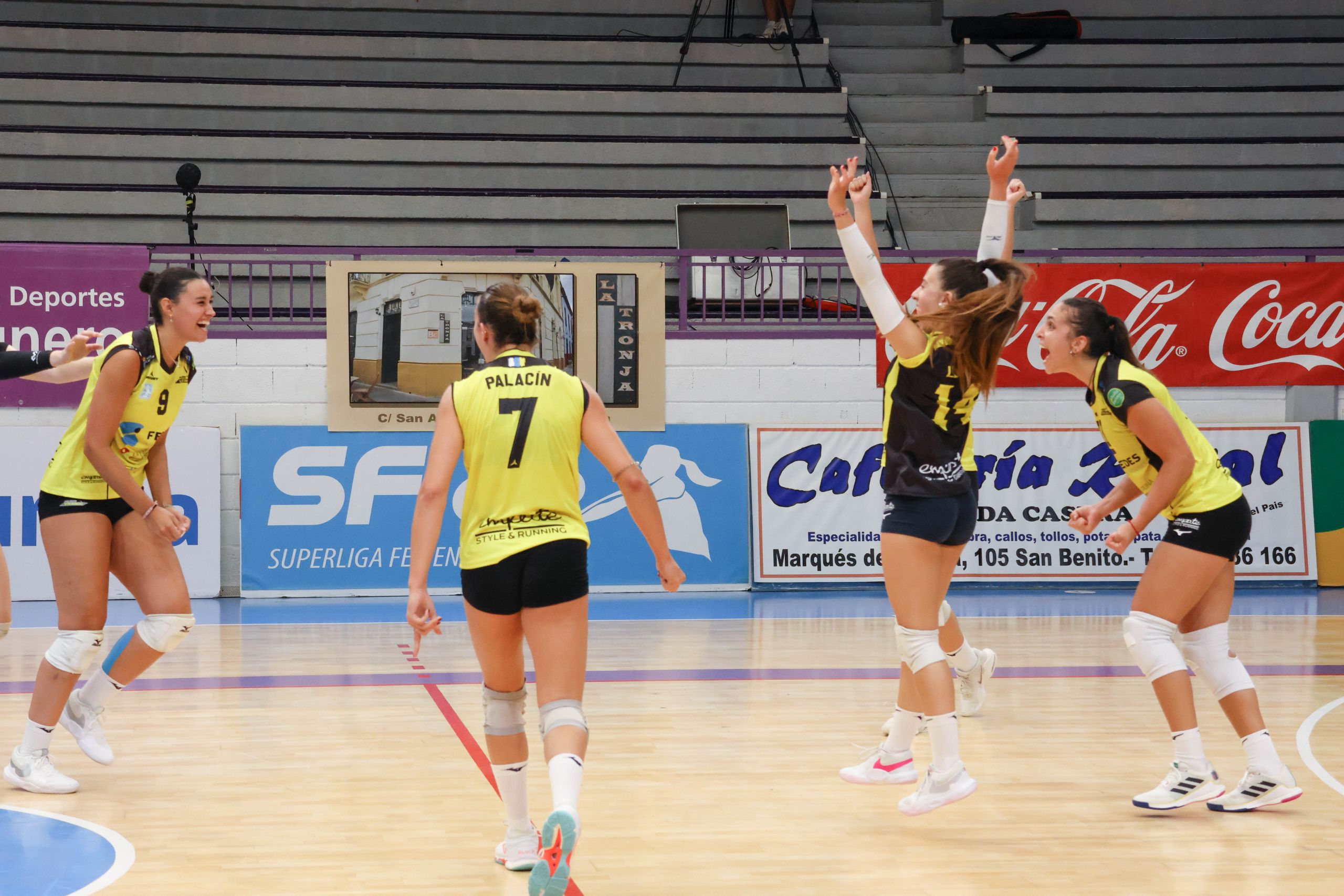 Las jugadoras del CV Aguere celebrando (CEDIDA)