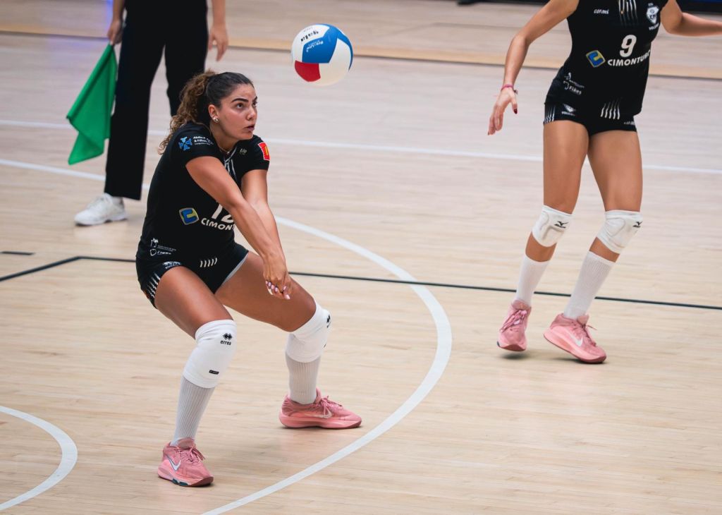 Darina recibiendo un balón (CEDIDA)