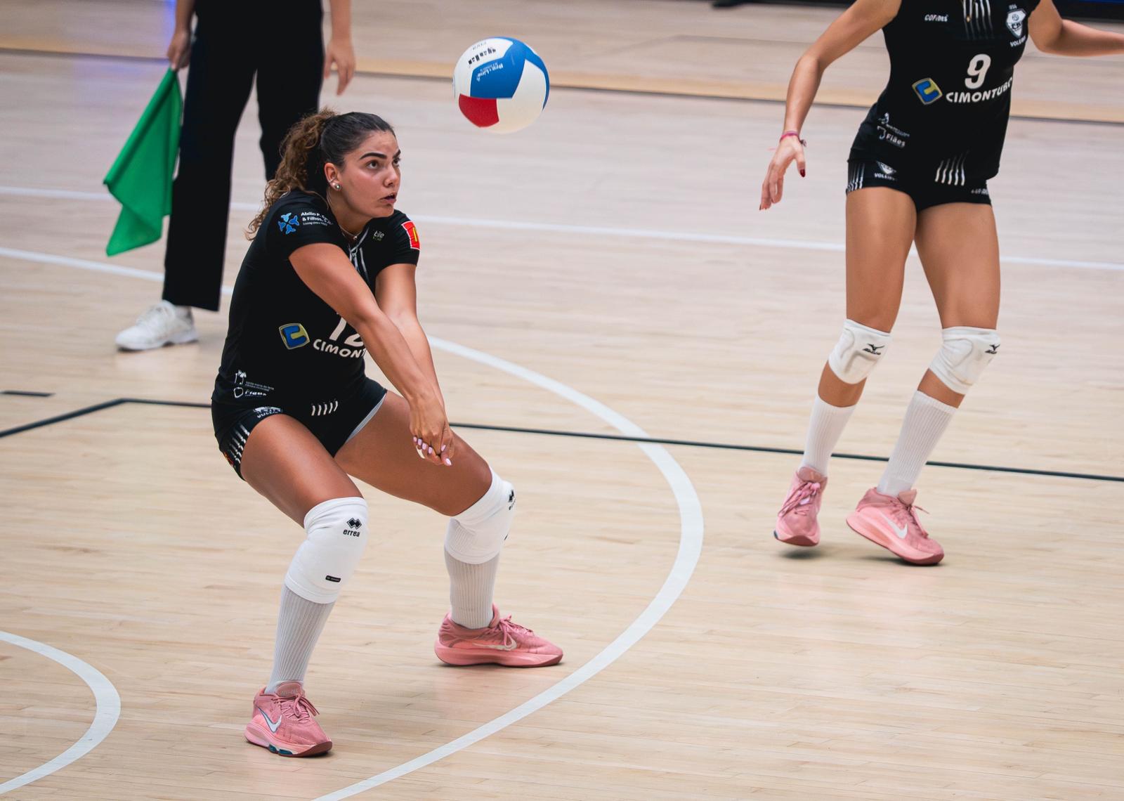 Darina recibiendo un balón (CEDIDA)